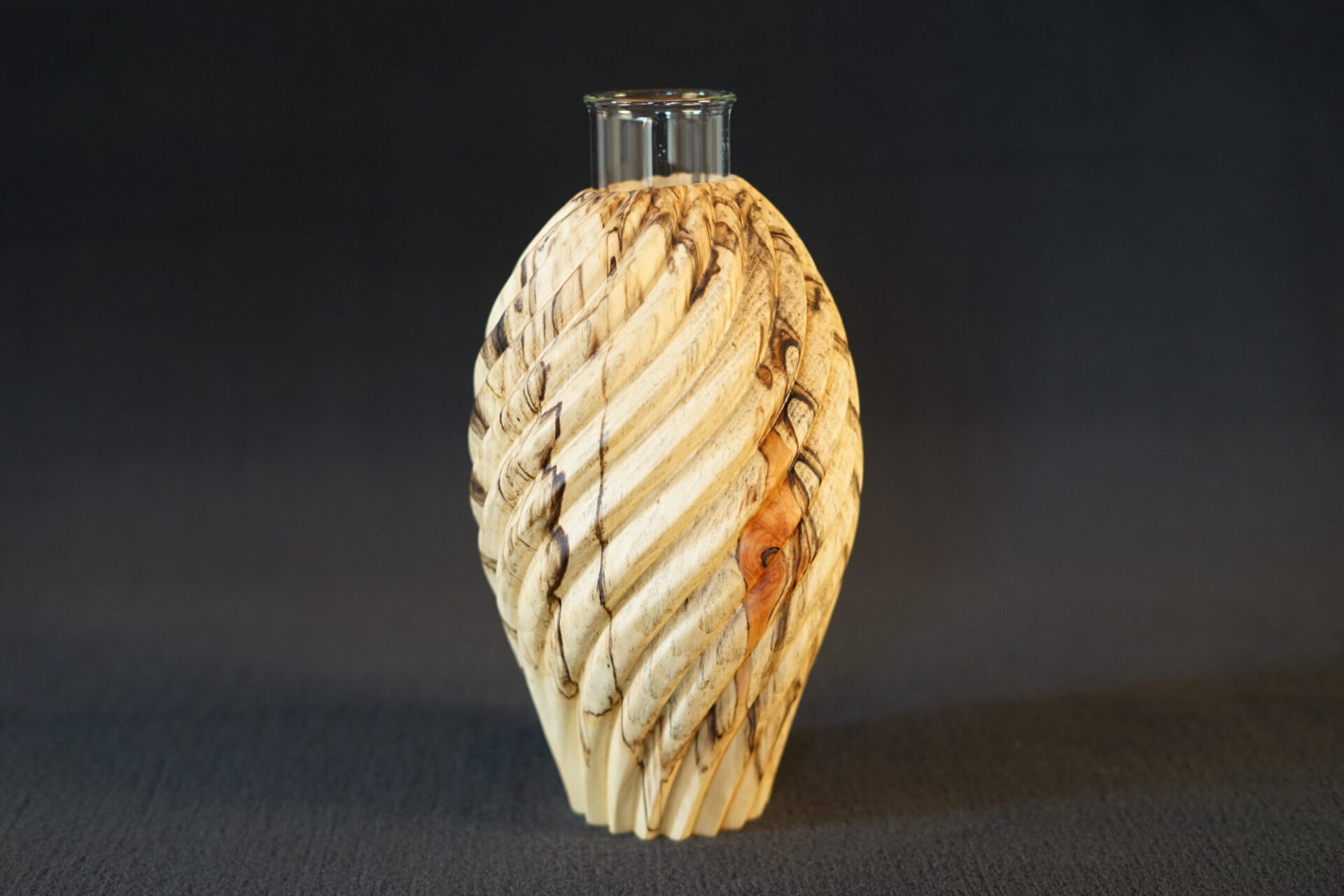 Vase aus stockigem Weidenholz für echte Blumen